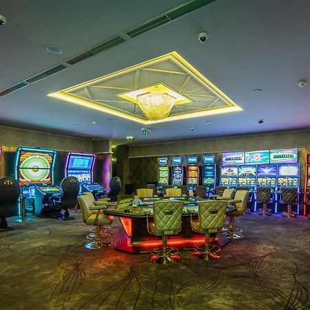 Hotel Europa Komárno エクステリア 写真