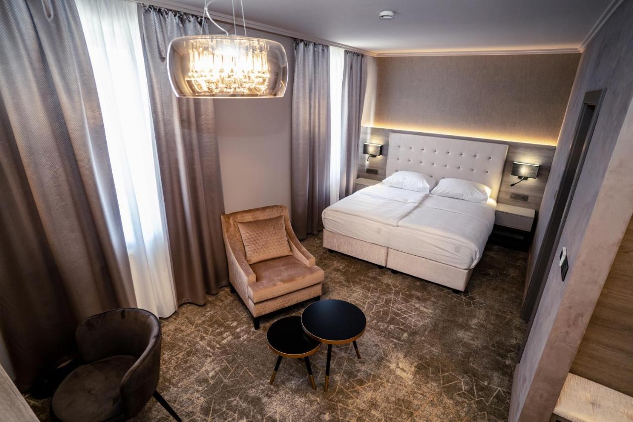Hotel Europa Komárno エクステリア 写真