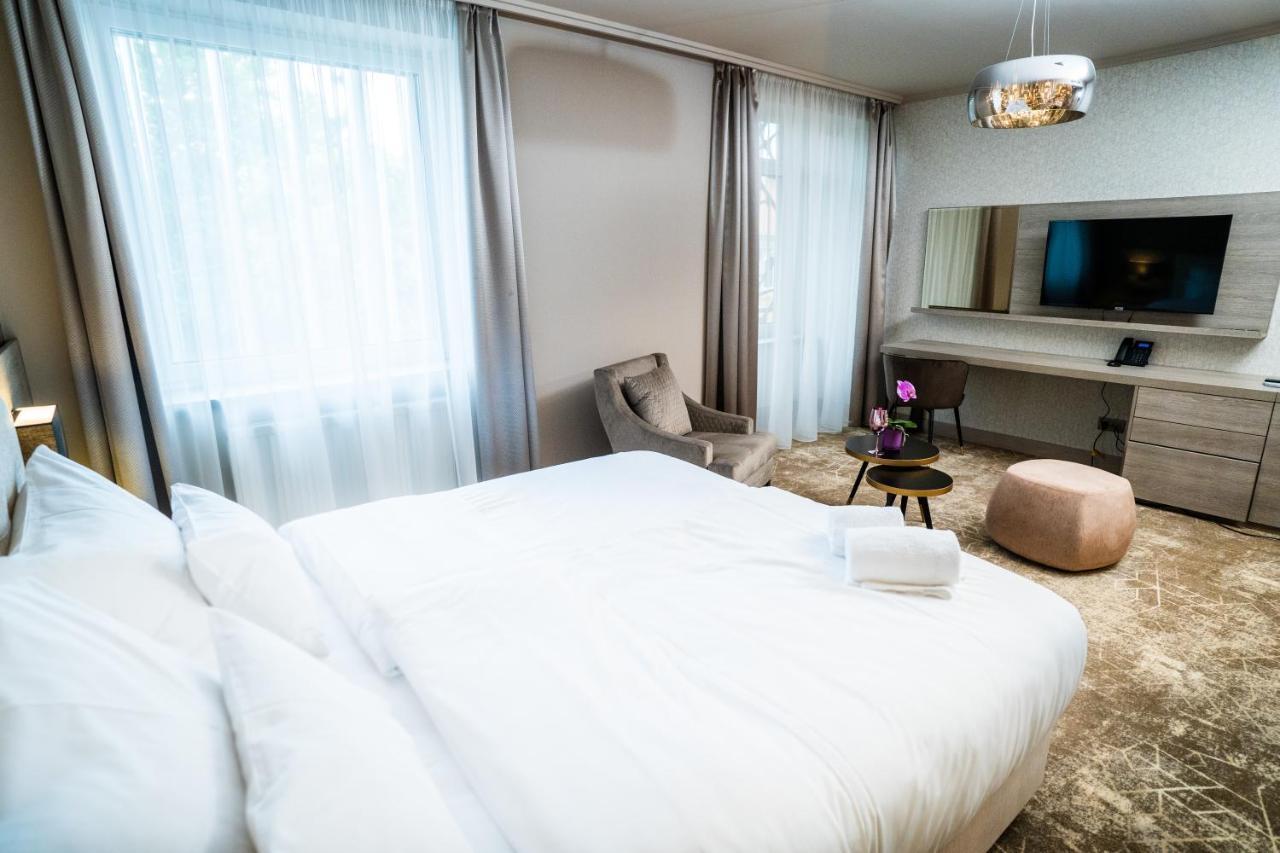Hotel Europa Komárno エクステリア 写真