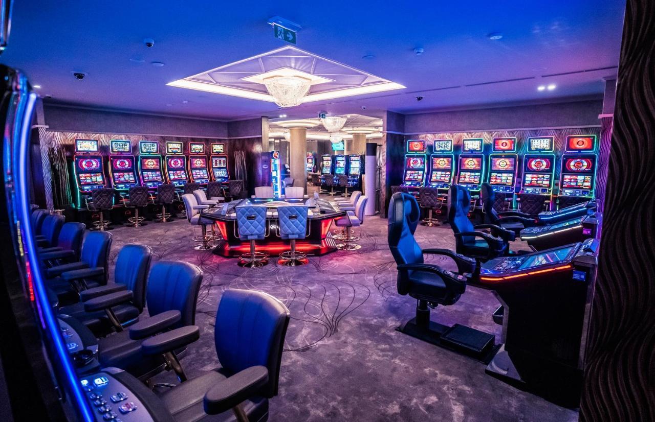 Hotel Europa Komárno エクステリア 写真