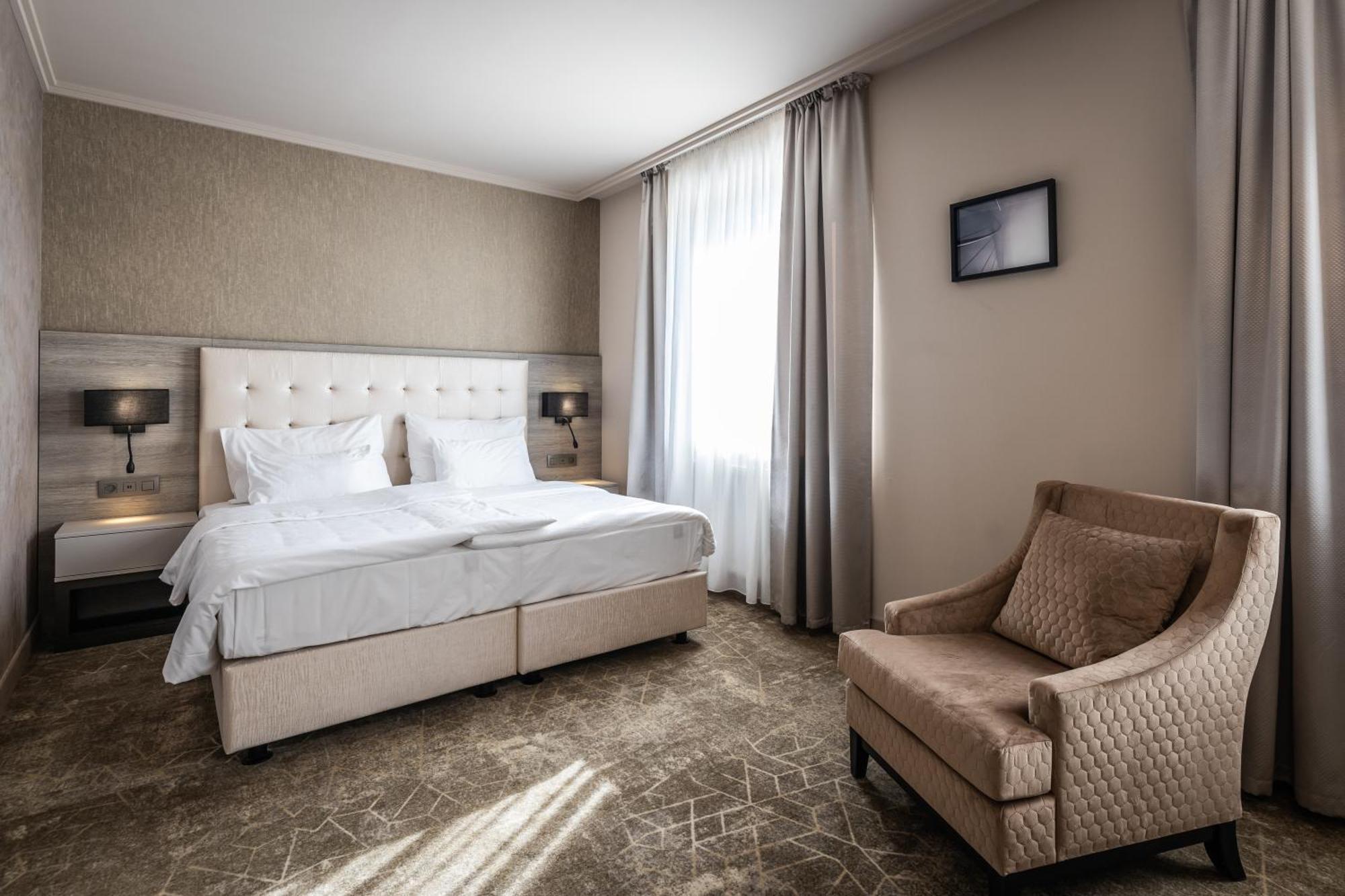 Hotel Europa Komárno エクステリア 写真