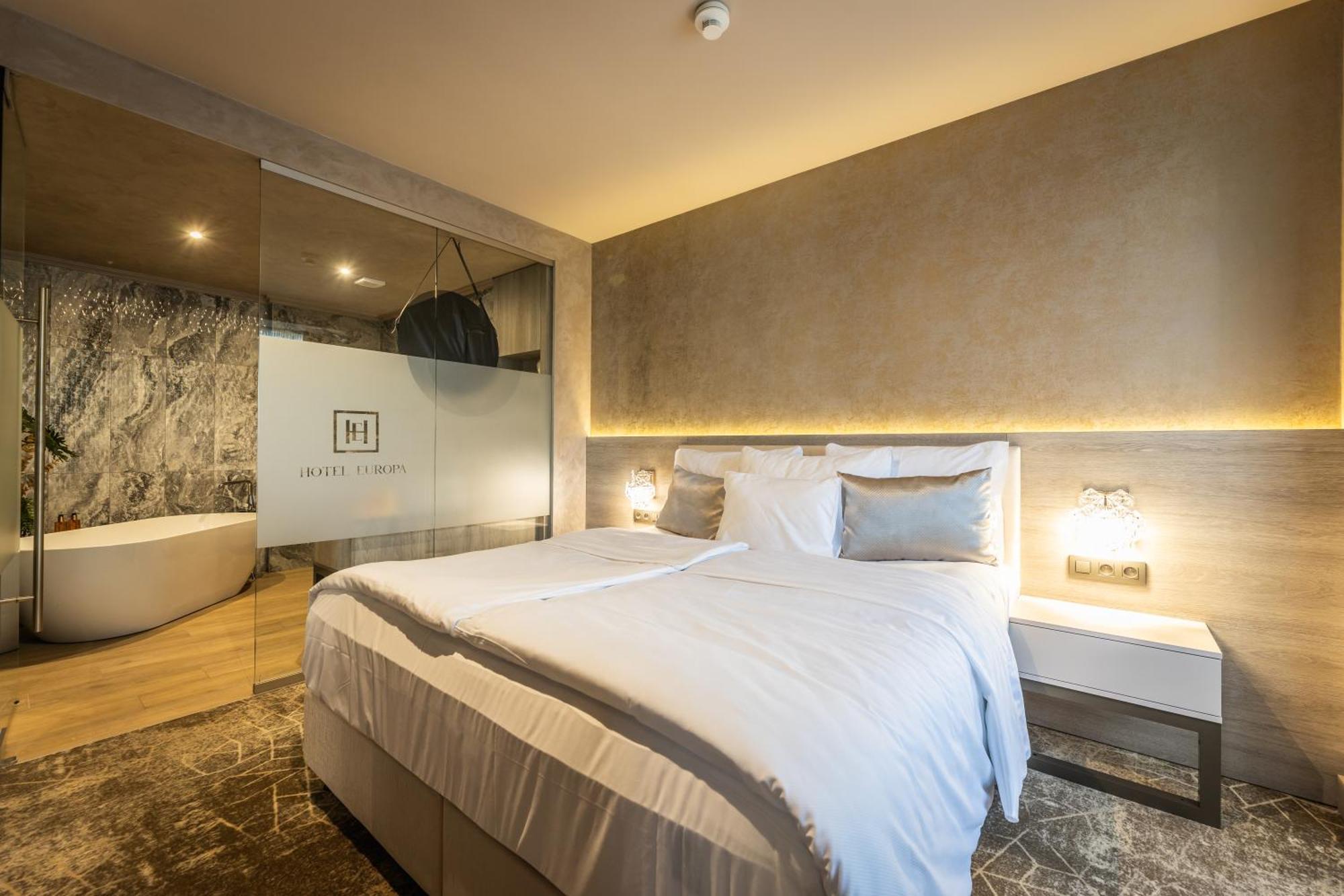 Hotel Europa Komárno エクステリア 写真