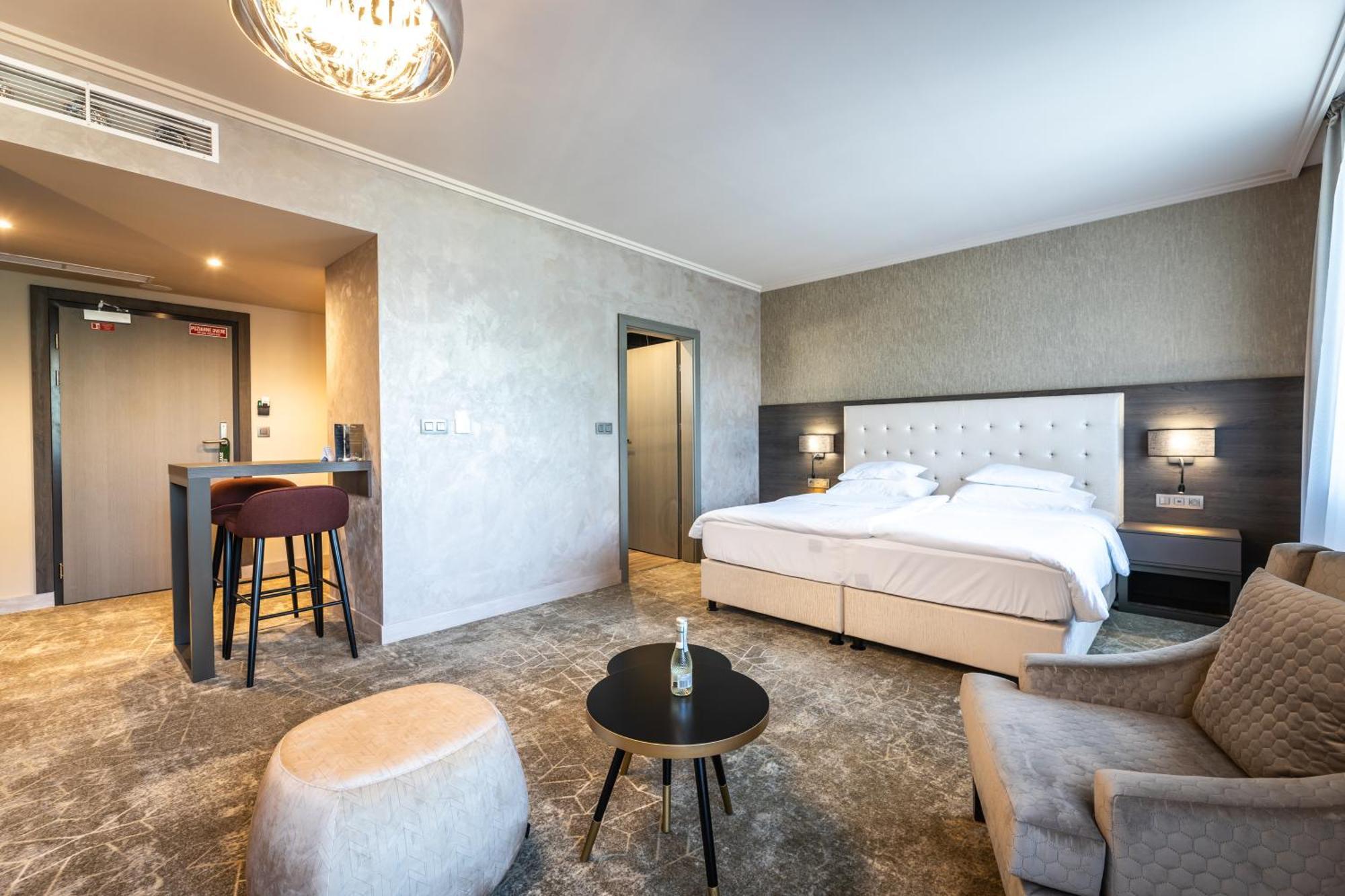 Hotel Europa Komárno エクステリア 写真