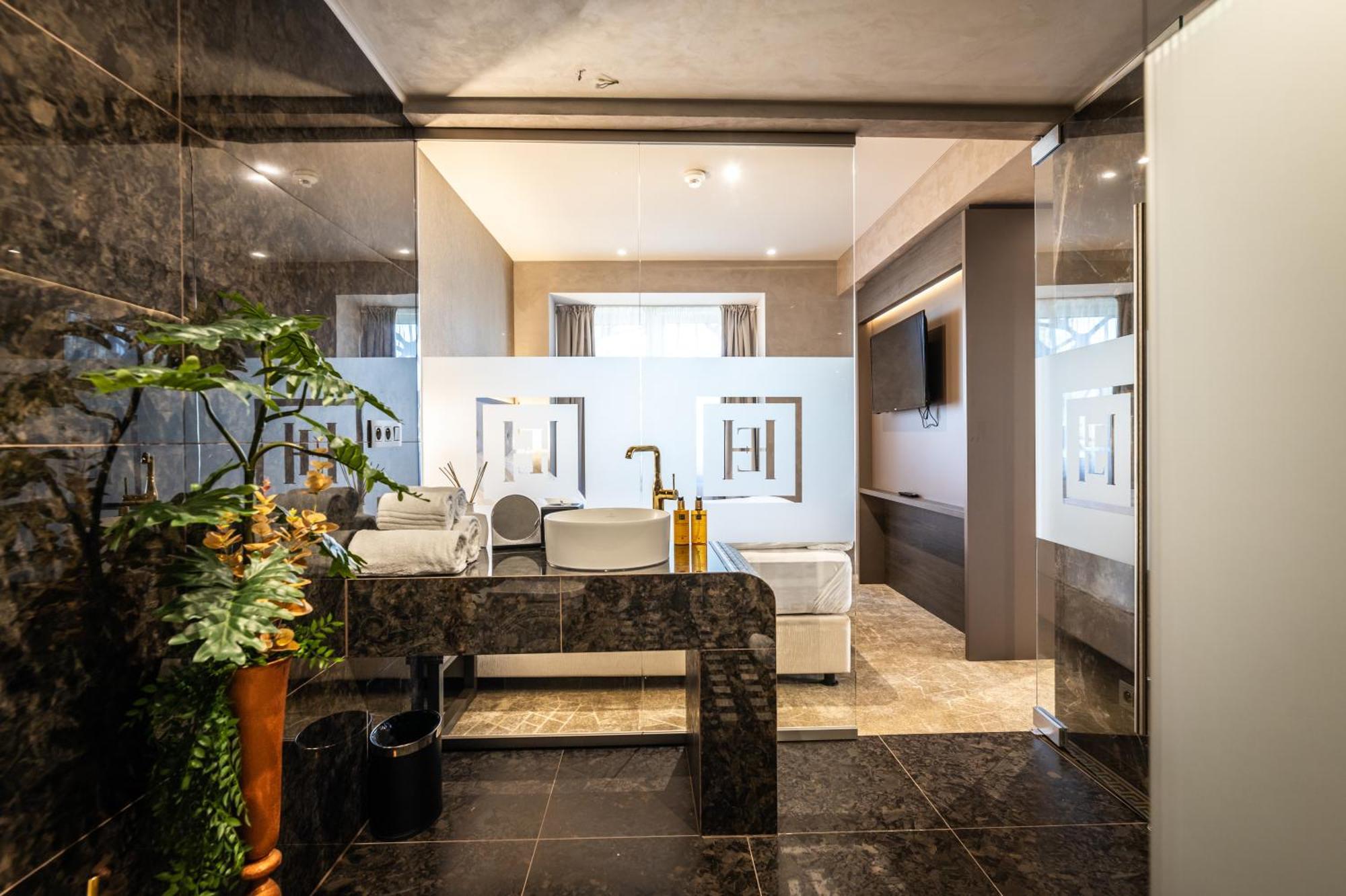 Hotel Europa Komárno エクステリア 写真